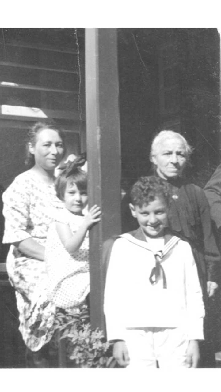 Grietje met haar docheter Vrouchje en kleinkinderen Greta Sonja en Frits Cohen