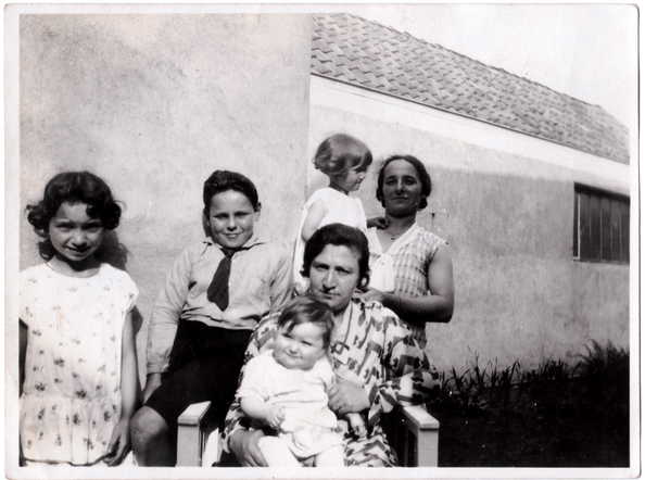 Bertha (Betty) Menco, rechts op de arm van haar moeder Sophie Menco-Heilbronn. Geheel links haar oudere zus Ida Menco.