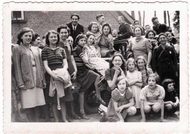 Schoolfoto met Ida Menco, 3e van links met schooltas