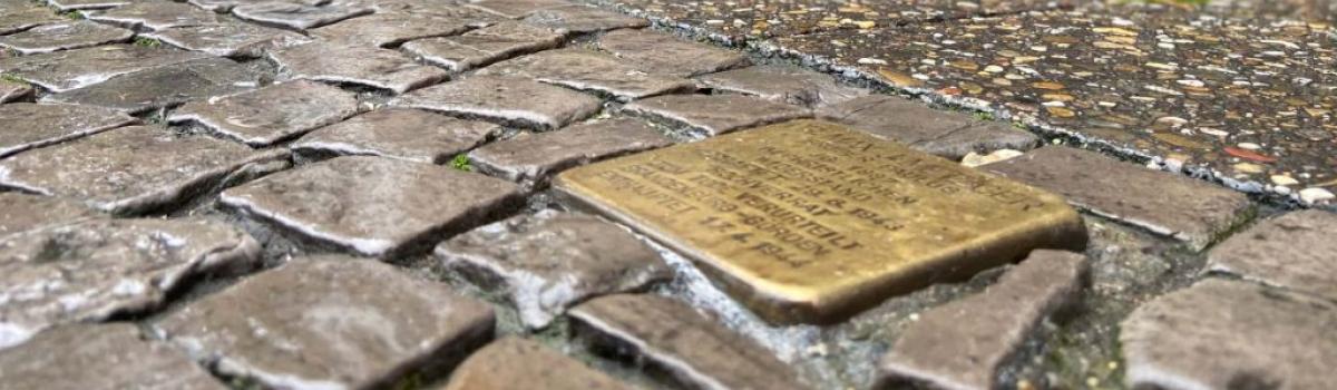 Stolpersteine op straat